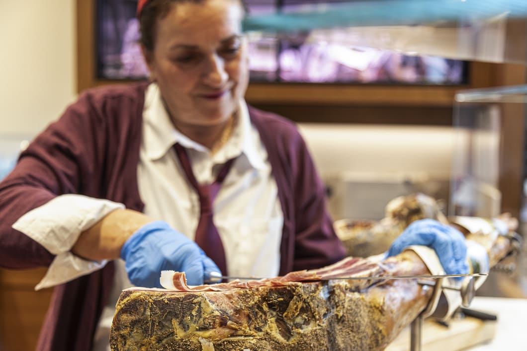 Affettare il prosciutto a mano