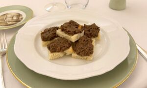 Il crostino nero toscano: l’antipasto che racconta la Valtiberina