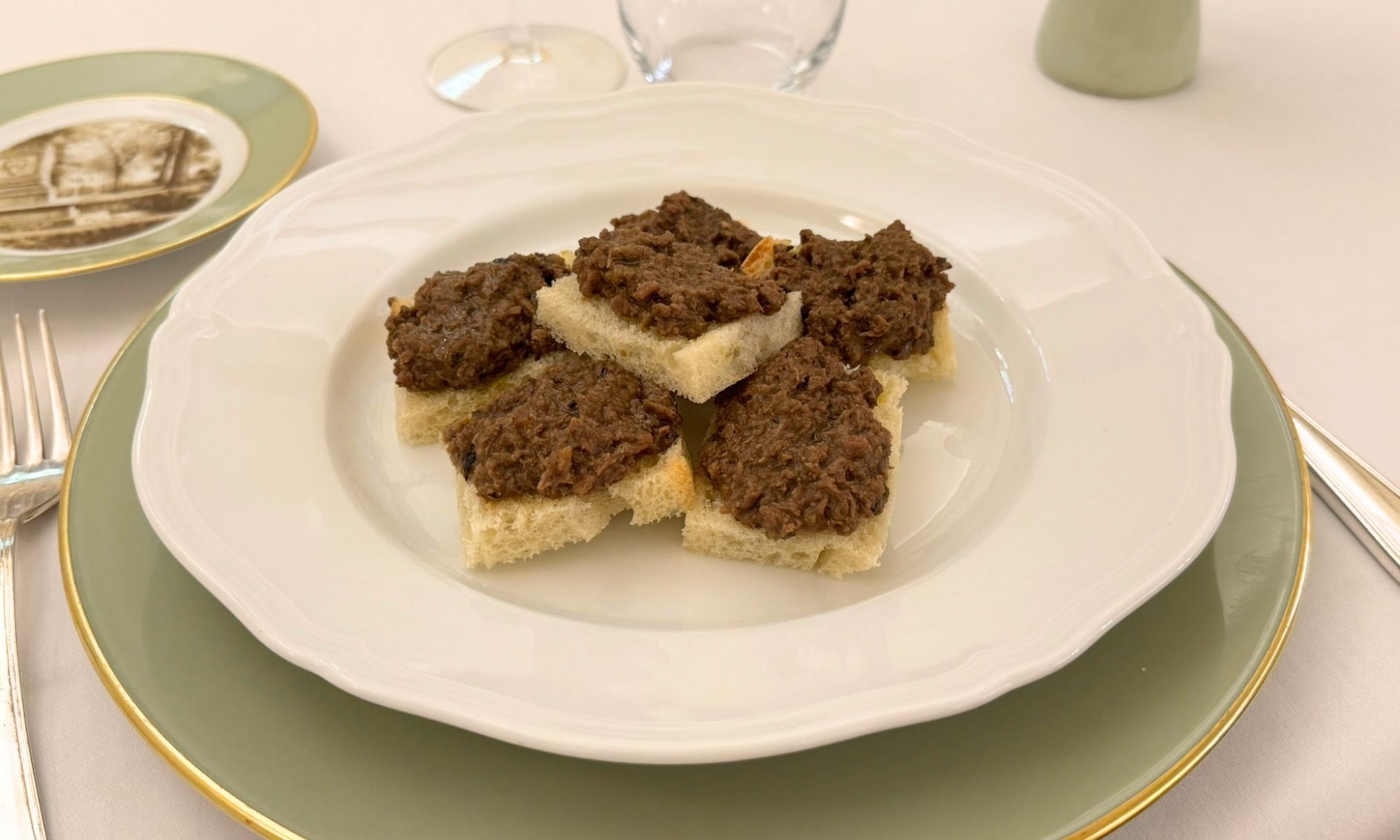Scopri di più sull'articolo Il crostino nero toscano: l’antipasto che racconta la Valtiberina